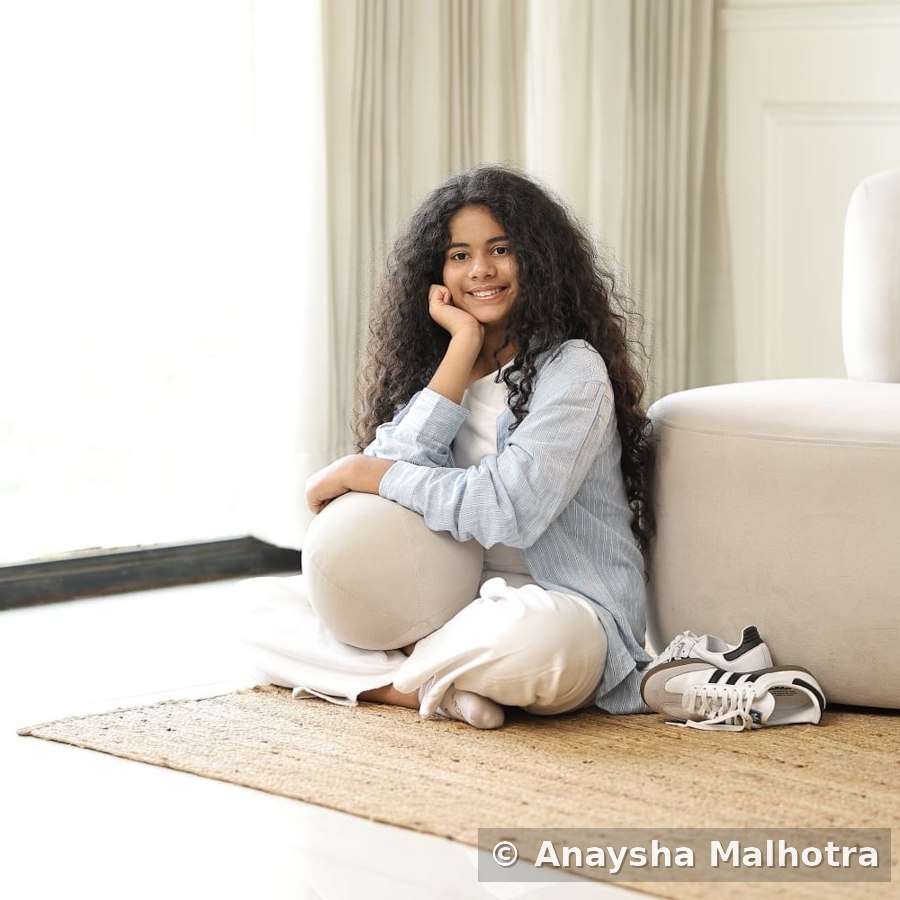 Anaysha reading, young child artist